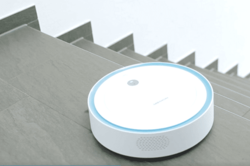 Medion md 18861 bleibt dank der Absturzsensoren vor Treppen stehen